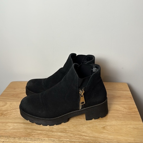 Cushionaire Women’s Black Portia Lug Bootie Faux Suede size 9M - Picture 7 of 10